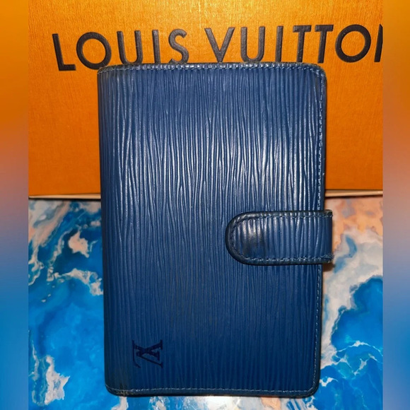 💎 Louis Vuitton epi Blue kiss lock authentic compact wallet. Callouts as shown! - Picture 2 of 9